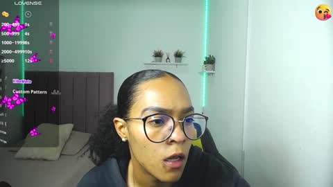 Snapshot of niina_lovee_ chatting on 12.31.24 online show from 12.31.24