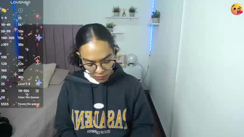 Snapshot of niina_lovee_ chatting on 01.08.25 online show from 01.08.25