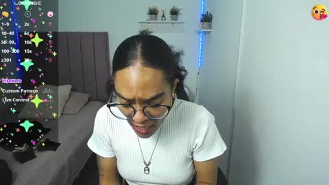 Snapshot of niina_lovee_ chatting on 01.08.25 online show from 01.08.25