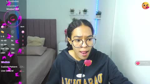 Snapshot of niina_lovee_ chatting on 01.10.25 online show from 01.10.25
