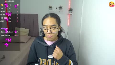 Snapshot of niina_lovee_ chatting on 01.11.25 online show from 01.11.25