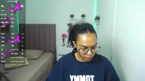 Snapshot of niina_lovee_ chatting on 02.04.25 online show from 02.04.25