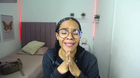 Snapshot of niina_lovee_ chatting on 02.06.25 online show from 02.06.25