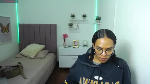 Snapshot of niina_lovee_ chatting on 02.06.25 online show from 02.06.25