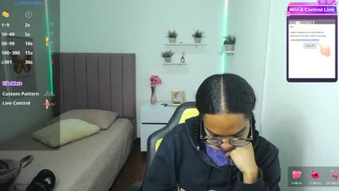 Snapshot of niina_lovee_ chatting on 02.08.25 online show from 02.08.25