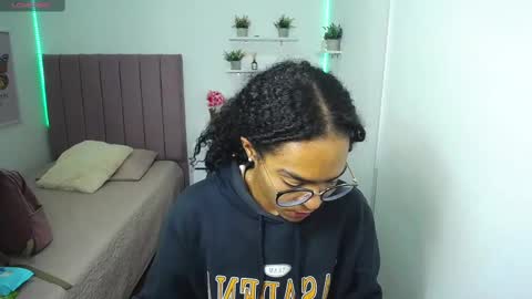 Snapshot of niina_lovee_ chatting on 02.11.25 online show from 02.11.25