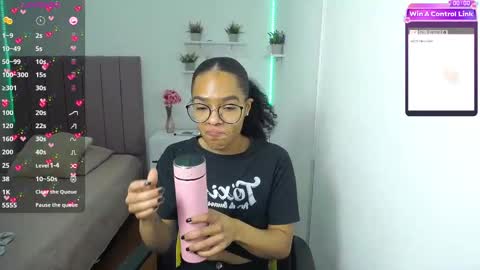 Snapshot of niina_lovee_ chatting on 02.15.25 online show from 02.15.25
