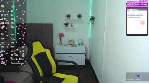 Snapshot of niina_lovee_ chatting on 02.17.25 online show from 02.17.25