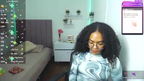 Snapshot of niina_lovee_ chatting on 02.20.25 online show from 02.20.25
