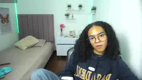 Snapshot of niina_lovee_ chatting on 02.21.25 online show from 02.21.25