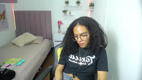 Snapshot of niina_lovee_ chatting on 02.21.25 online show from 02.21.25