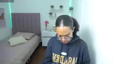 Snapshot of niina_lovee_ chatting on 02.25.25 online show from 02.25.25
