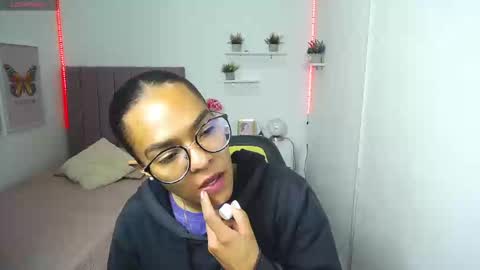 Snapshot of niina_lovee_ chatting on 02.28.25 online show from 02.28.25