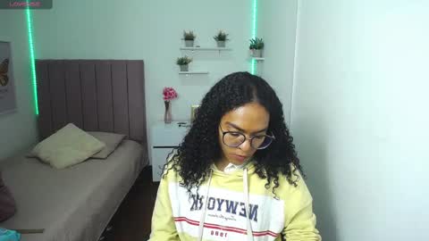 Snapshot of niina_lovee_ chatting on 03.04.25 online show from 03.04.25