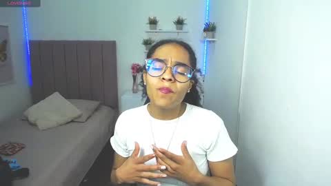 Snapshot of niina_lovee_ chatting on 03.07.25 online show from 03.07.25