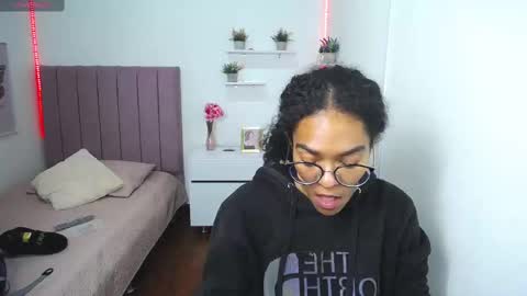 Snapshot of niina_lovee_ chatting on 03.10.25 online show from 03.10.25