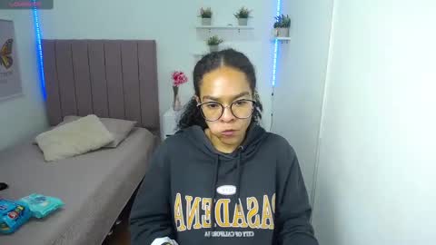 Snapshot of niina_lovee_ chatting on 03.11.25 online show from 03.11.25