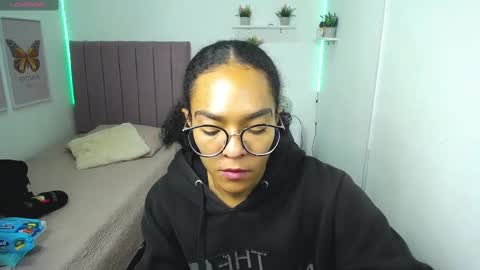 Snapshot of niina_lovee_ chatting on 03.12.25 online show from 03.12.25