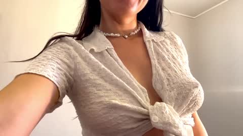 Snapshot of nikavenus chatting on 12.17.24 Nika online show from 12.17.24
