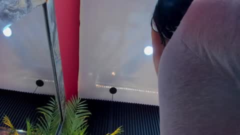 nikii_white online show from 12.20.24