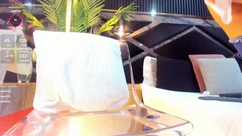 nikii_white online show from 01.10.25