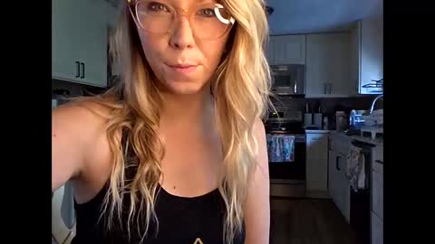 Snapshot of nikkib653466 chatting on 05.21.26 nikkib653466 online show from 05.21.26