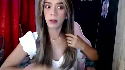 Snapshot of nikkie_dragon chatting on 01.25.25 nikkie online show from 01.25.25