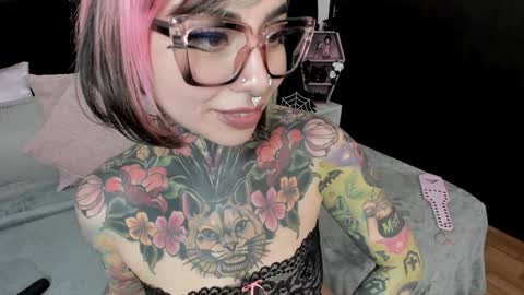 Snapshot of nikkiramone chatting on 01.04.25 Nikki Ramone   online show from 01.04.25