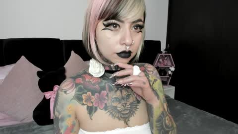 Snapshot of nikkiramone chatting on 01.08.25 Nikki Ramone   online show from 01.08.25