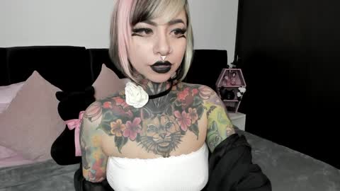 Snapshot of nikkiramone chatting on 01.08.25 Nikki Ramone   online show from 01.08.25