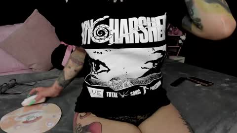 Snapshot of nikkiramone chatting on 01.11.25 Nikki Ramone   online show from 01.11.25