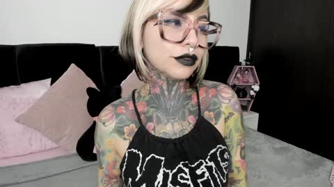 Snapshot of nikkiramone chatting on 01.13.25 Nikki Ramone   online show from 01.13.25