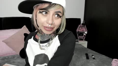 Snapshot of nikkiramone chatting on 01.22.25 Nikki Ramone   online show from 01.22.25