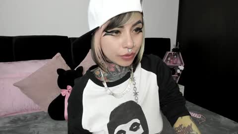 Snapshot of nikkiramone chatting on 01.22.25 Nikki Ramone   online show from 01.22.25