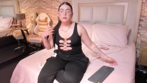 Snapshot of nikkyhearts chatting on 01.14.26 Y E S I online show from 01.14.26