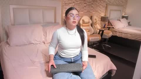 Snapshot of nikkyhearts chatting on 01.15.26 Y E S I online show from 01.15.26