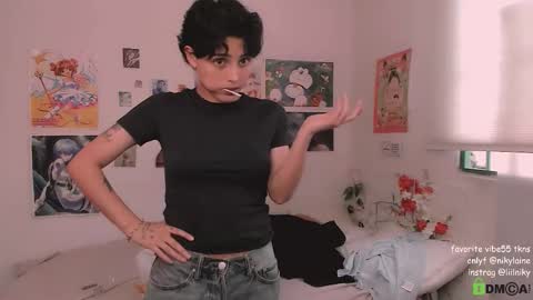 Snapshot of nikylaine chatting on 11.23.25 Nikylaine online show from 11.23.25