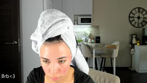 Snapshot of nilliluv chatting on 04.27.26 Bella online show from 04.27.26