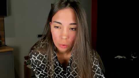 Snapshot of nilliluv chatting on 05.24.26 Bella online show from 05.24.26