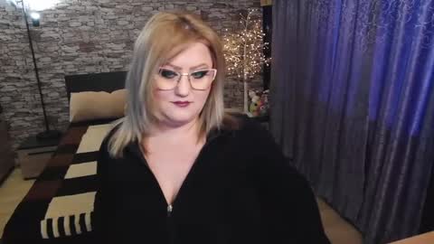 Snapshot of nimphoteasex chatting on 01.26.25 Blonde Nimpho online show from 01.26.25