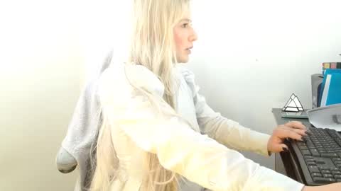 Ninakitdman online show from 09.25.25