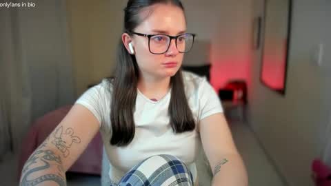 Snapshot of ninavolkov chatting on 02.03.25 ninavolkov online show from 02.03.25