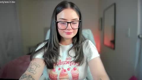 Snapshot of ninavolkov chatting on 03.11.25 ninavolkov online show from 03.11.25