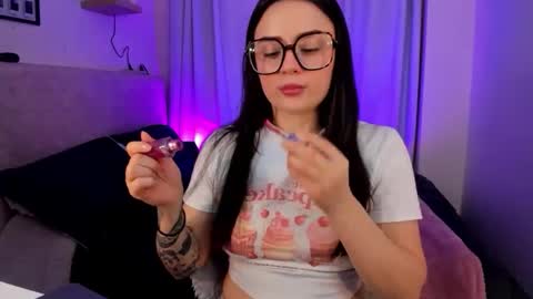 Snapshot of ninavolkov chatting on 09.19.25 ninavolkov online show from 09.19.25