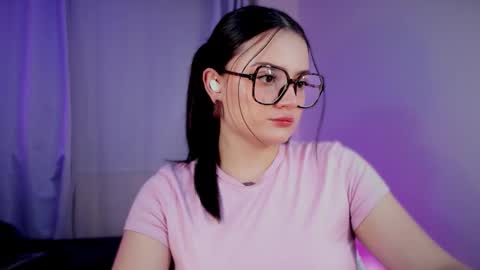 Snapshot of ninavolkov chatting on 10.22.25 ninavolkov online show from 10.22.25