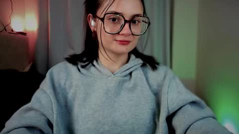 Snapshot of ninavolkov chatting on 10.27.25 ninavolkov online show from 10.27.25