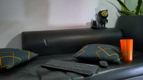 Nicolas Muscle online show from 10.17.25