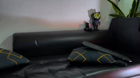 Nicolas Muscle online show from 10.18.25