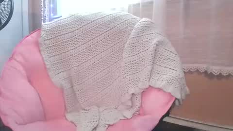 Snapshot of no_facequeen chatting on 12.04.25 Leah online show from 12.04.25