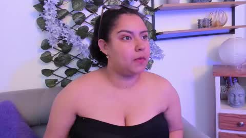 Snapshot of noa_veega chatting on 12.20.25 N O A online show from 12.20.25